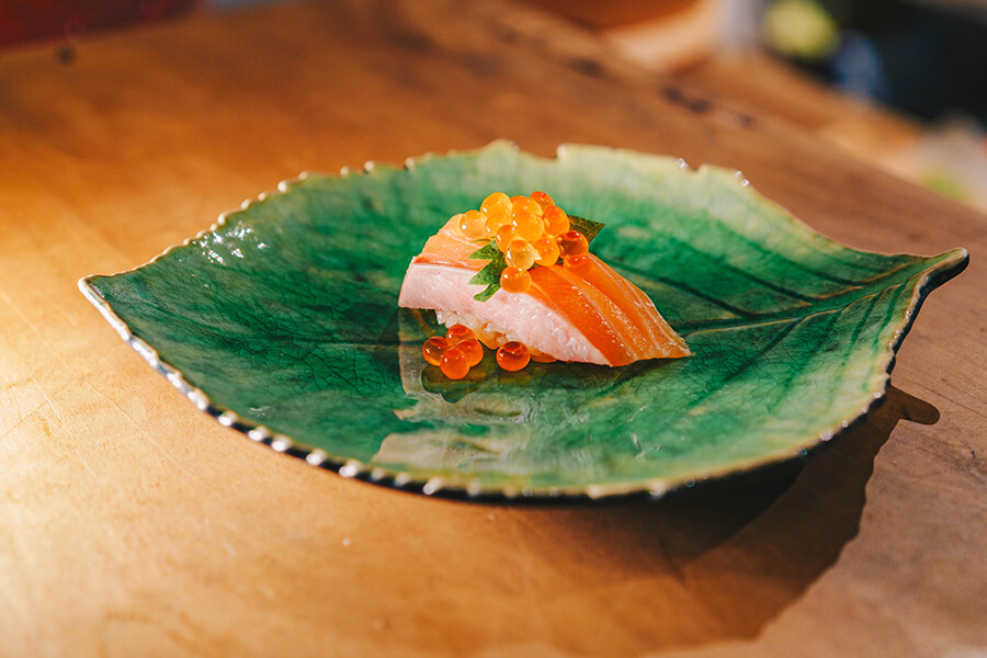 画像：お寿司の創作料理-いくらサーモン-